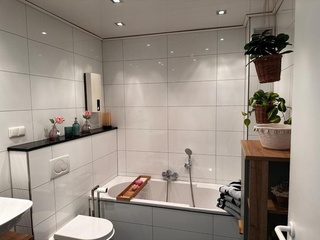 A&V Apartments Wunderschoene Rheinblick Wohnung Zum Entspannen Apt Ela ドゥイスブルグ エクステリア 写真
