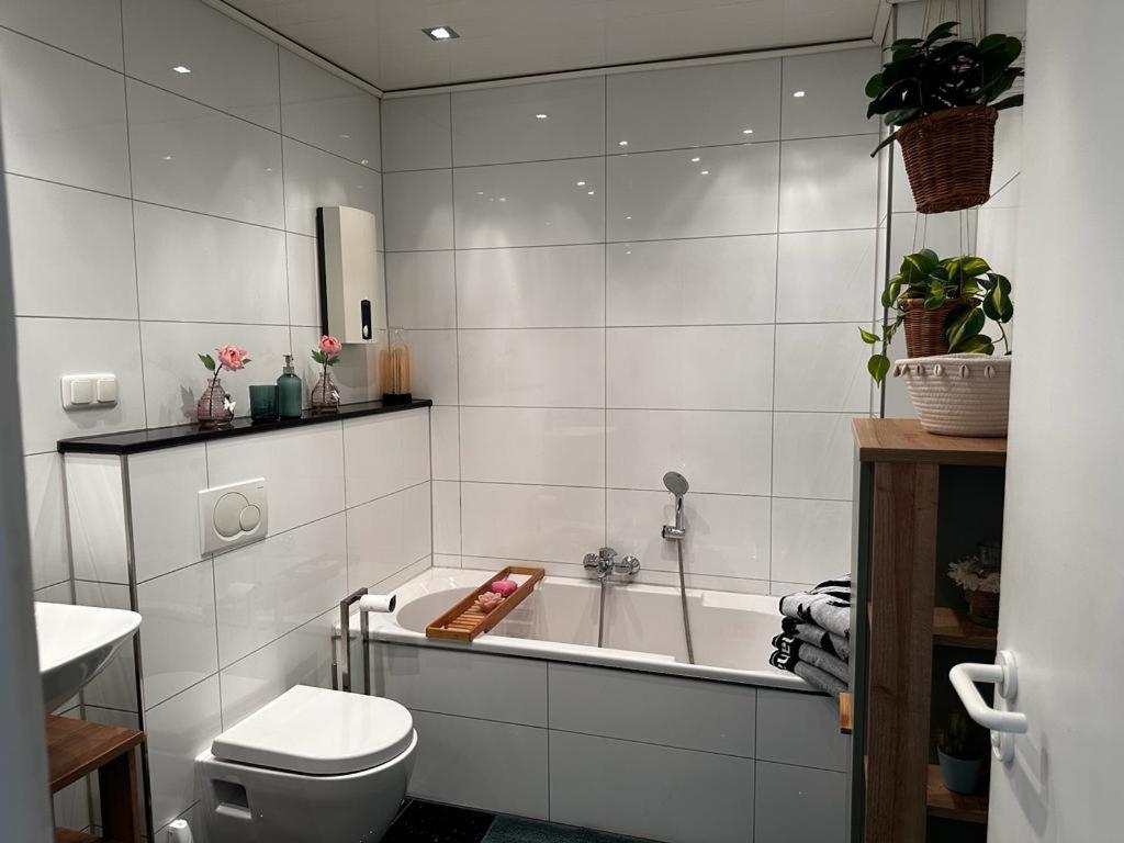 A&V Apartments Wunderschoene Rheinblick Wohnung Zum Entspannen Apt Ela ドゥイスブルグ エクステリア 写真